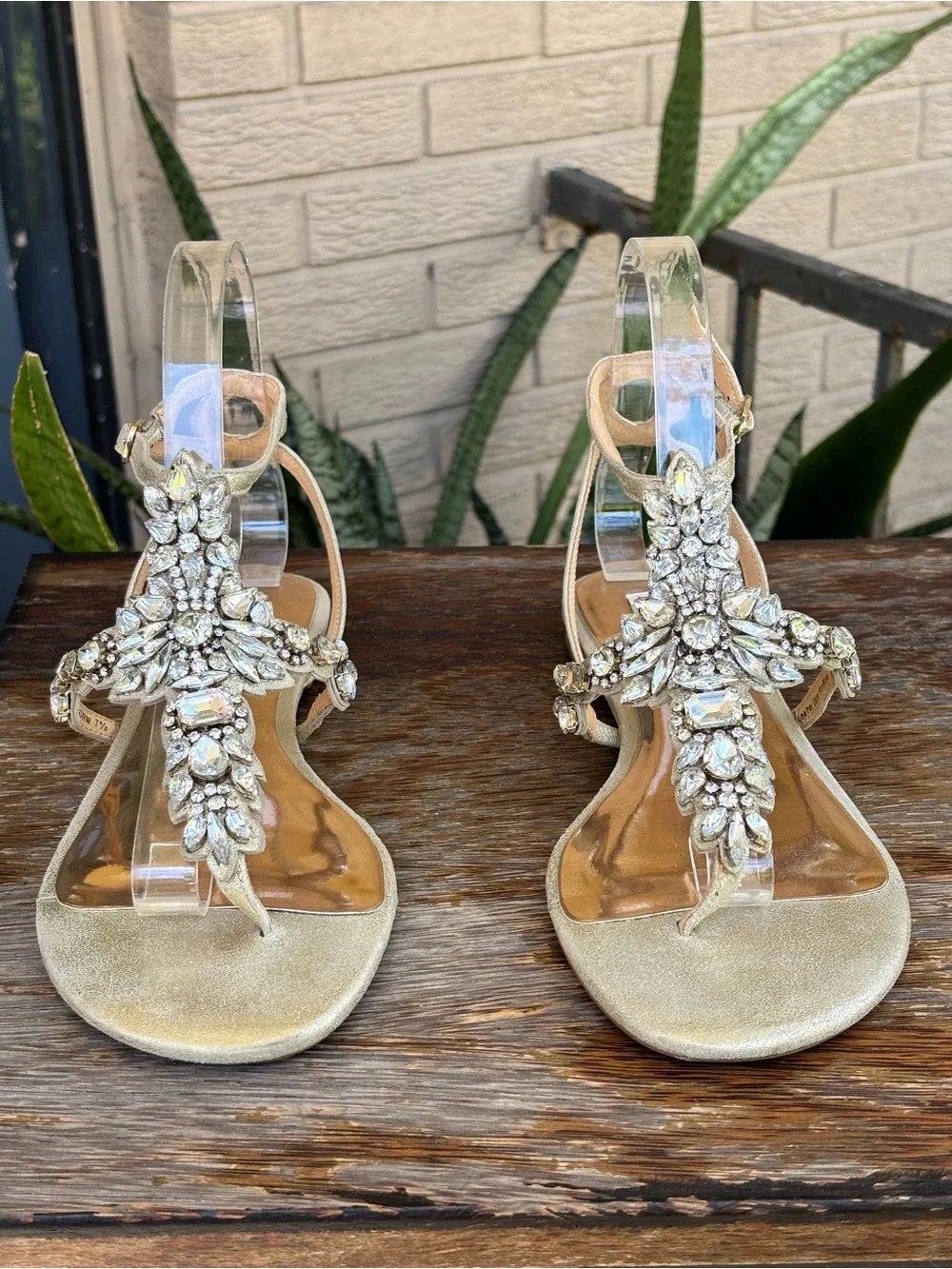Badgley Mischka Cara Gold Crystal Embellished Flat Thong Dress Sandals Size 7.5